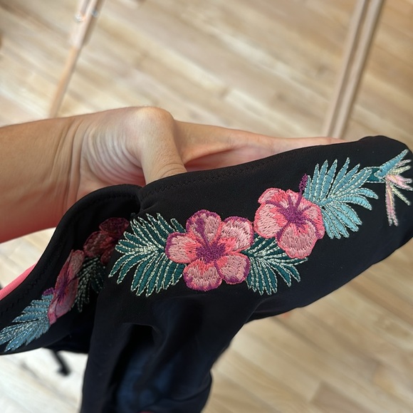 Victoria’s Secret one piece swimsuit size Medium - Picture 3 of 3